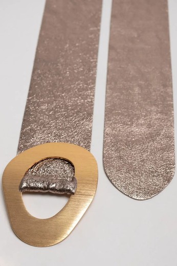 Cintura in spacco color champagne metallizzato con grande fibbia dorata