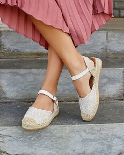 Espadrilles en sparte avec broderie florale blanche