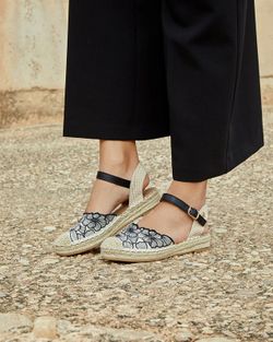 Espadrillas in sparto con ricamo floreale nero