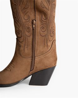 Bota Cowboy Alta con Bordado Camel marca Corina REF. M6761