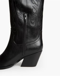Bota Cowboy Alta con Bordado Negro marca Corina REF. M6761