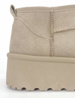 Bota cano baixo forrada com plataforma cinza