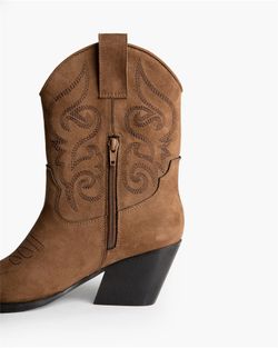 Botín Cowboy Camel con Bordado marca Corina REF. M6760