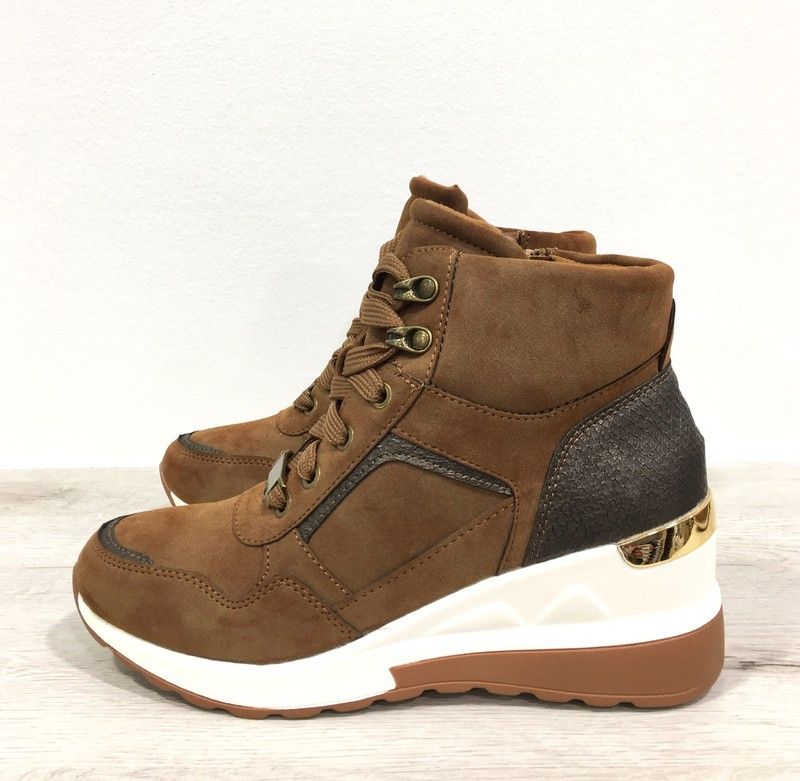Botín Deportivo Con Cuña Camel — Zapatos Calzados Germans