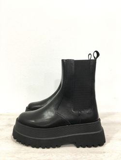Botín Luvea Negro marca Corina REF a2671