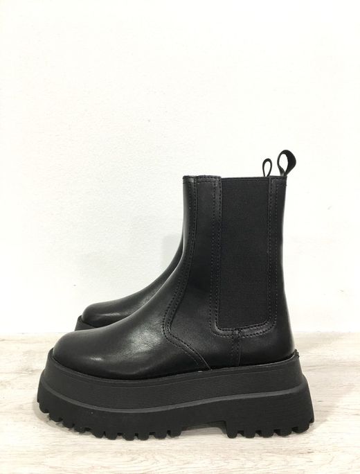 Botín Luvea Negro marca Corina REF a2671