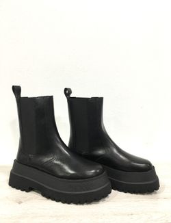 Botín Luvea Negro marca Corina REF a2671