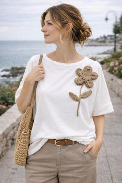 Maglietta bianca con fiore all'uncinetto