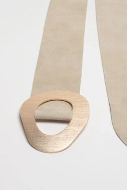 Ceinture Fendue Sable Avec Grande Boucle Dorée