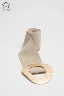 Ceinture Fendue Sable Avec Grande Boucle Dorée