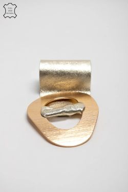 Cinto dividido dourado metálico com fivela grande dourada