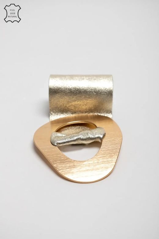 Cinto dividido dourado metálico com fivela grande dourada