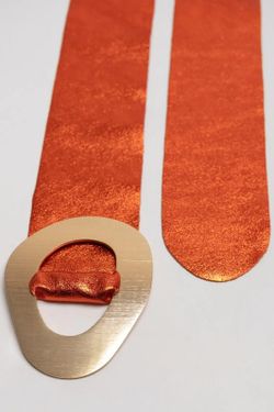 Ceinture Fendue Orange Métallisée Avec Grande Boucle Dorée