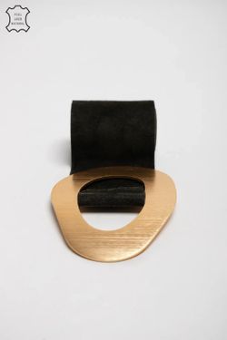 Cinturón De Serraje Negro Con Hebilla Grande Dorada