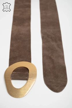 Cinto de couro rachado taupe com fivela dourada grande