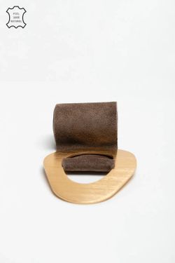 Cinto de couro rachado taupe com fivela dourada grande