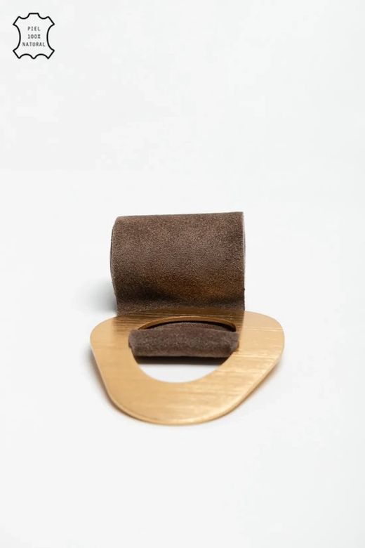 Cinto de couro rachado taupe com fivela dourada grande