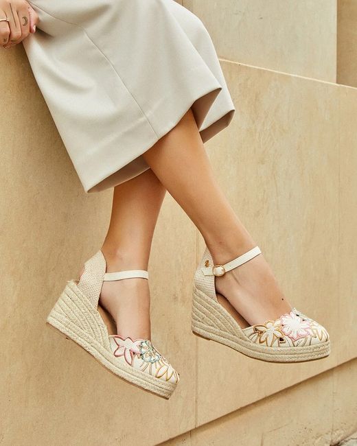 Cuña De Esparto Con Bordado Floral Beige