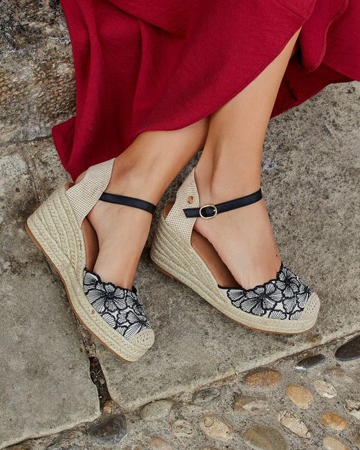 Cuña De Esparto Con Bordado Floral Negro