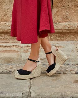 Zeppa in sparto traforata nera