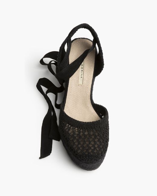 Sandália anabela preta em crochet esparto da marca Corina REF M6340