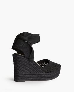 Sandália anabela preta em crochet esparto da marca Corina REF M6340
