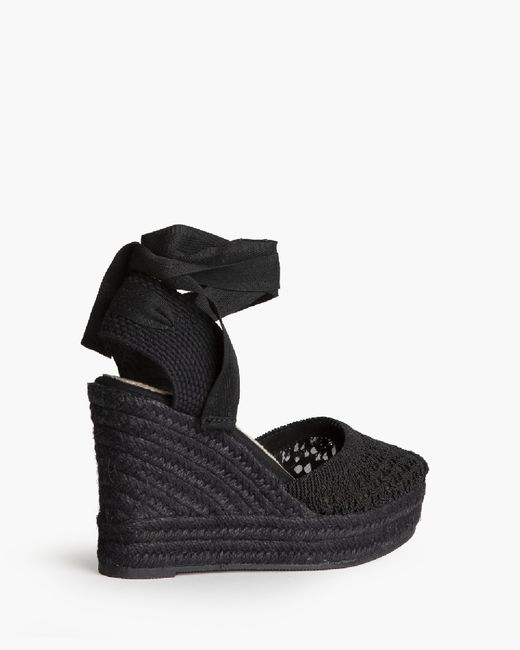 Sandália anabela preta em crochet esparto da marca Corina REF M6340