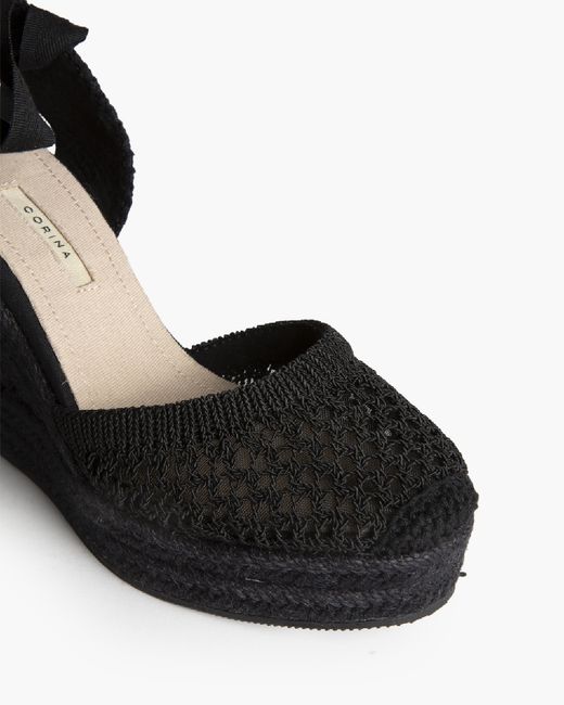 Sandália anabela preta em crochet esparto da marca Corina REF M6340