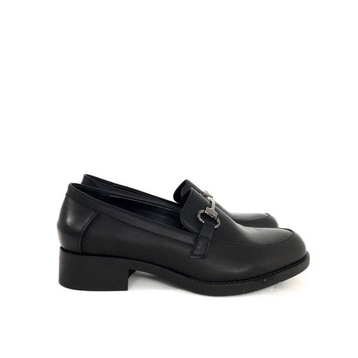Tendência feminina de mocassim preto