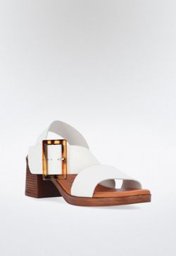 Sandale chic et décontractée à boucle, blanche