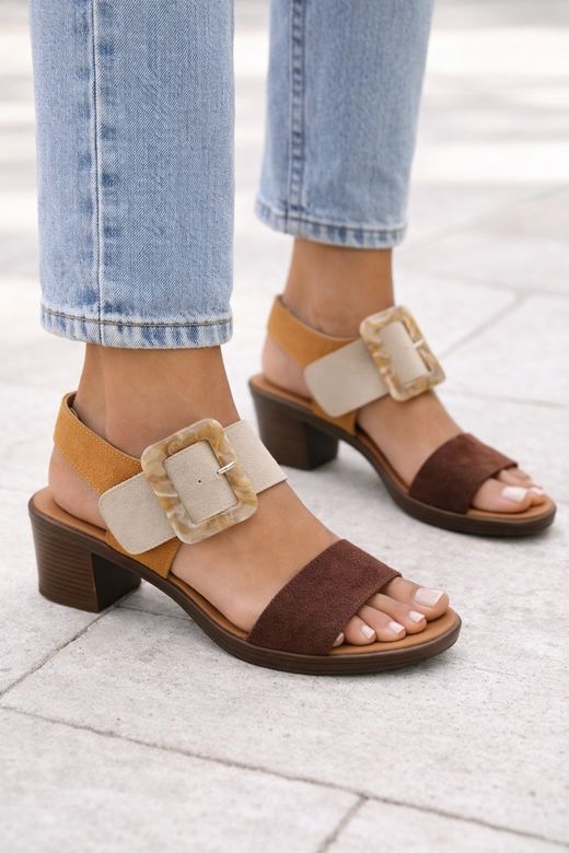 Sandale chic et décontractée avec boucle marron