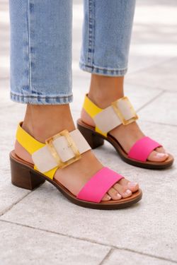 Elegante sandalo casual con fibbia rosa