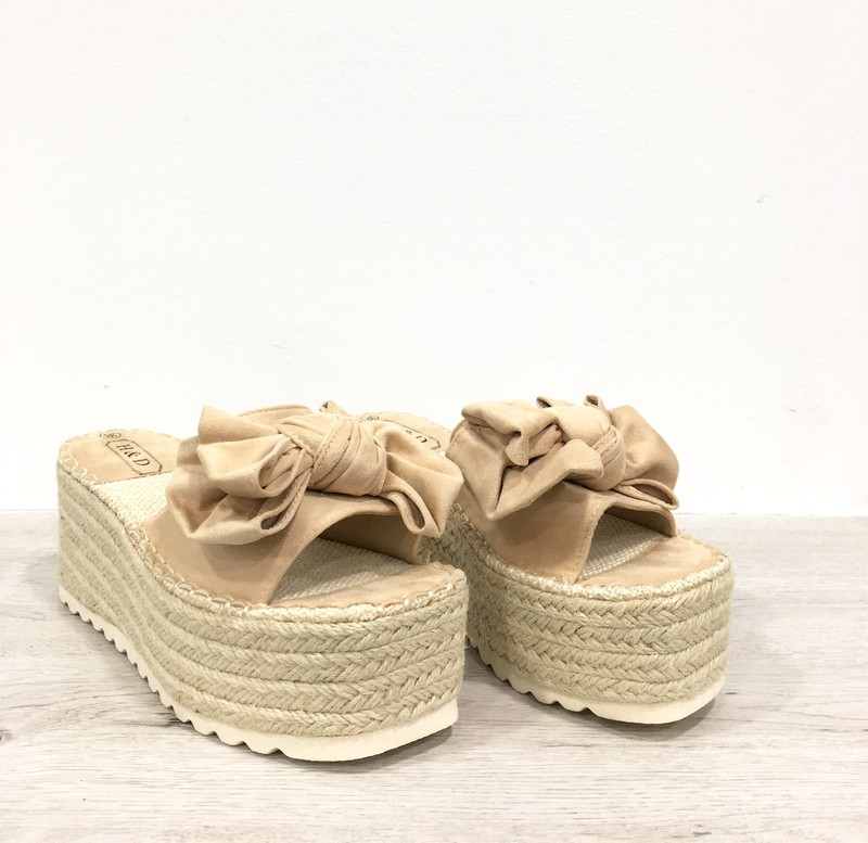 Sandalia Con Plataforma Con Lazo — Zapatos