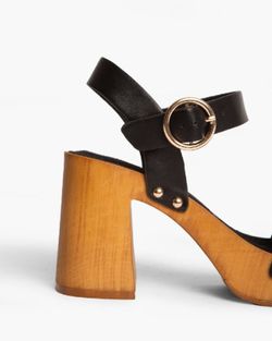 Sandalia Con Tacón de Madera Negro marca Corina REF M4410