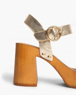 Sandalia Con Tacón de Madera Oro marca Corina REF M4410