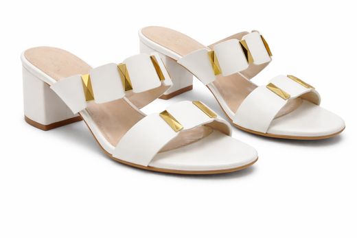 Sandale blanche sans talon avec détails dorés