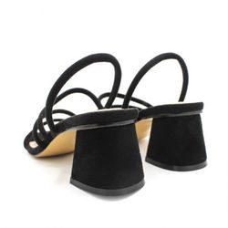 Sandalia Oria Con Tacón Cuadrado Negro marca Corina REF M3295