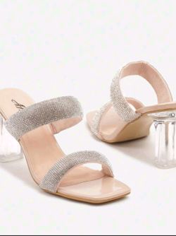 Sandalo con tacco trasparente e doppio cinturino beige con strass