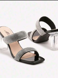 Sandalo con tacco trasparente, doppio cinturino e strass neri