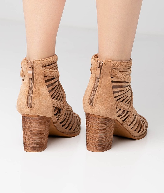 Sandalia Tipo Con Tacón Camel — Zapatos Calzados