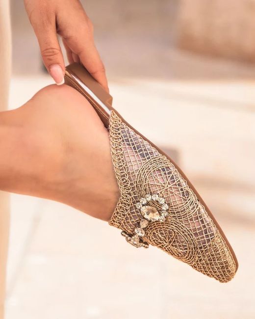 Sandalias Tipo Mule Doradas con Detalle de Diamantes