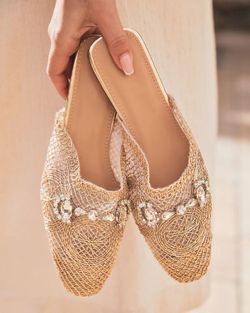 Sandalias Tipo Mule Doradas con Detalle de Diamantes