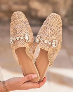 Sandalias Tipo Mule Doradas con Detalle de Diamantes