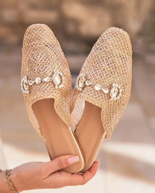 Sandalias Tipo Mule Doradas con Detalle de Diamantes