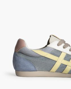 Sneakers blu traforate retrò del marchio Corina REF M6035