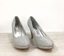 Zapato Con Tacón Cerrado Plateado