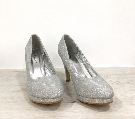 Zapato Con Tacón Cerrado Plateado