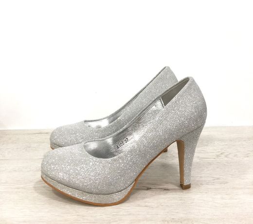 Zapato Con Tacón Cerrado Plateado